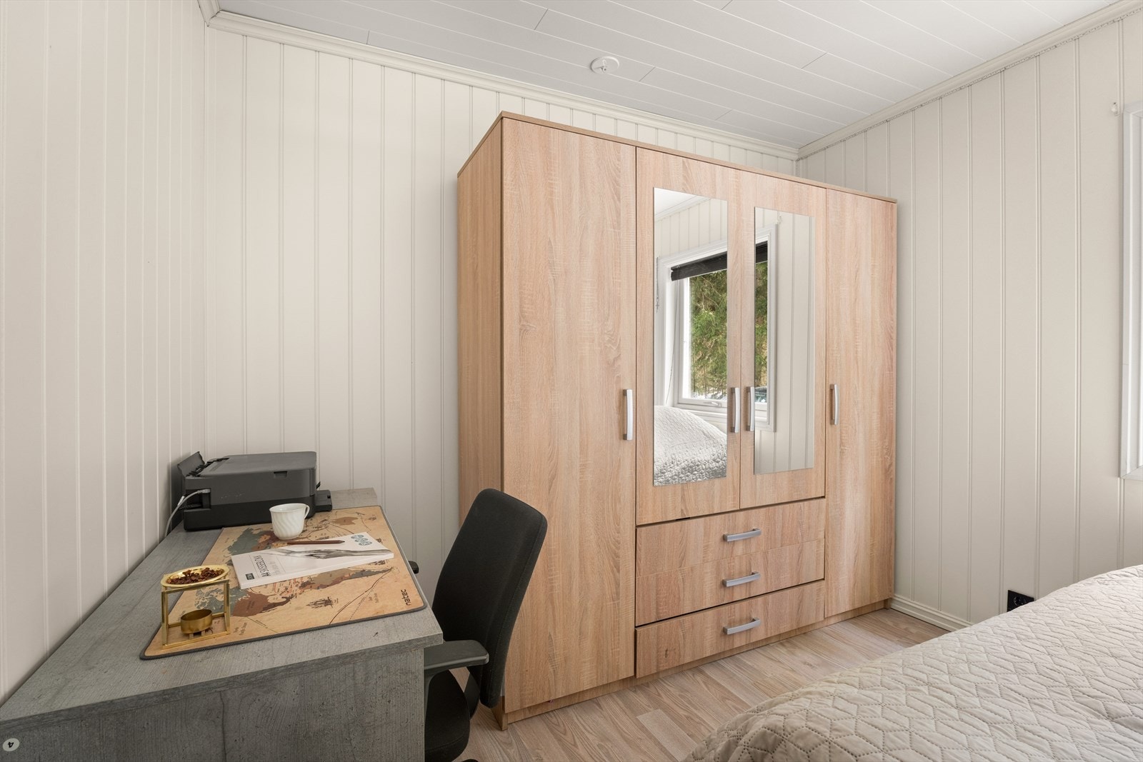 Soverommene har god plass til seng, garderobeskap og eventuelt en kontorpult. Galleribilde