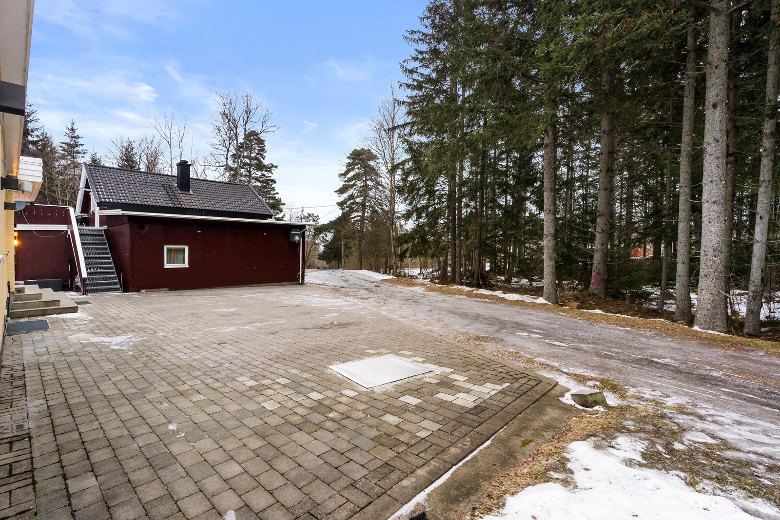 I umiddelbar nærhet finner du en av mange inngangsporter til Fredrikstadmarka. Marka byr på vakker natur og fantastiske turmuligheter, sommer som vinter. Galleribilde