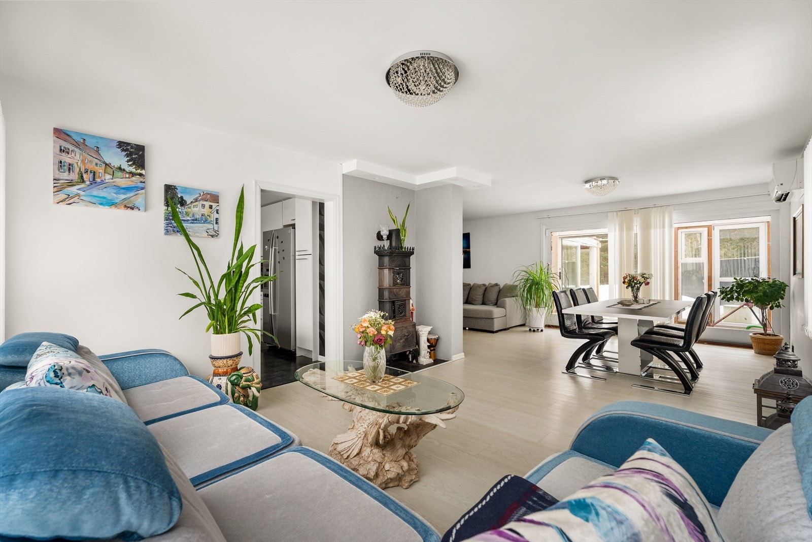 Rommet har laminatgulv og store vindusflater som gir gode lysforhold. Galleribilde