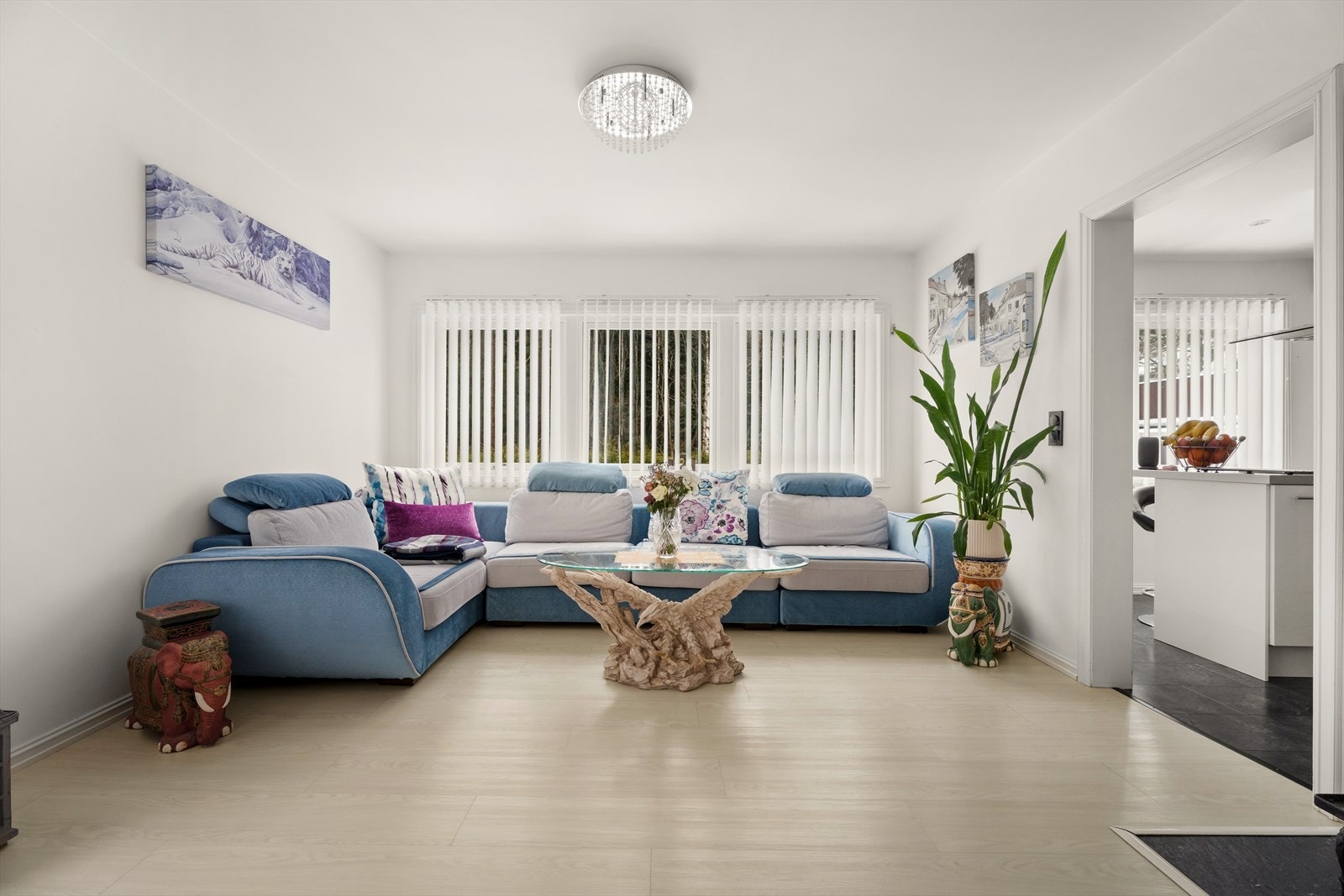 Fra stuen er det åpen tilgang til kjøkkenet, noe som skaper en sosial sone. Galleribilde