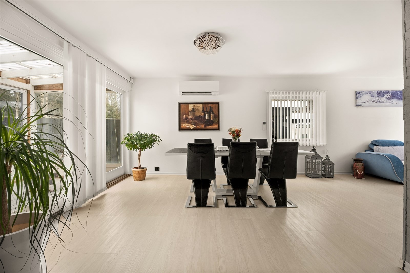 Fra stuen er det direkte utgang via en malt hev-skyv-dør til den innglassede terrassen. Galleribilde