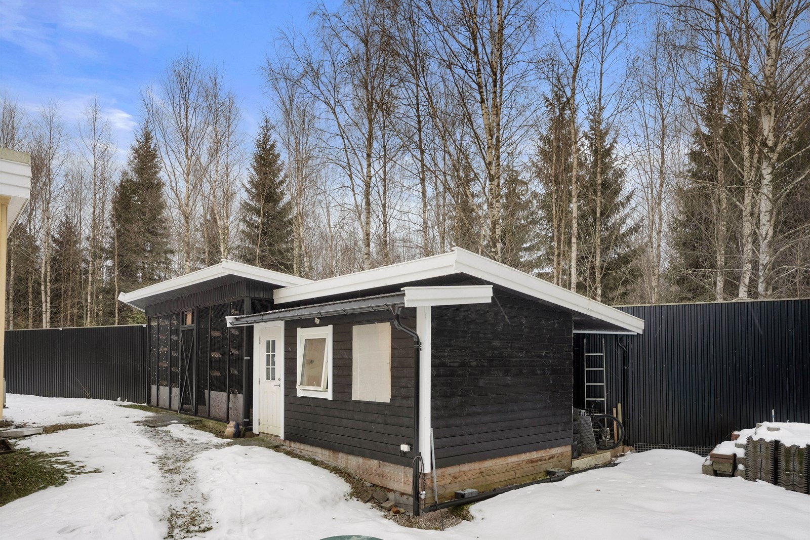 Boden har betongdekke, yttervegger i trekonstruksjon og pulttak tekket med stålplater. Galleribilde