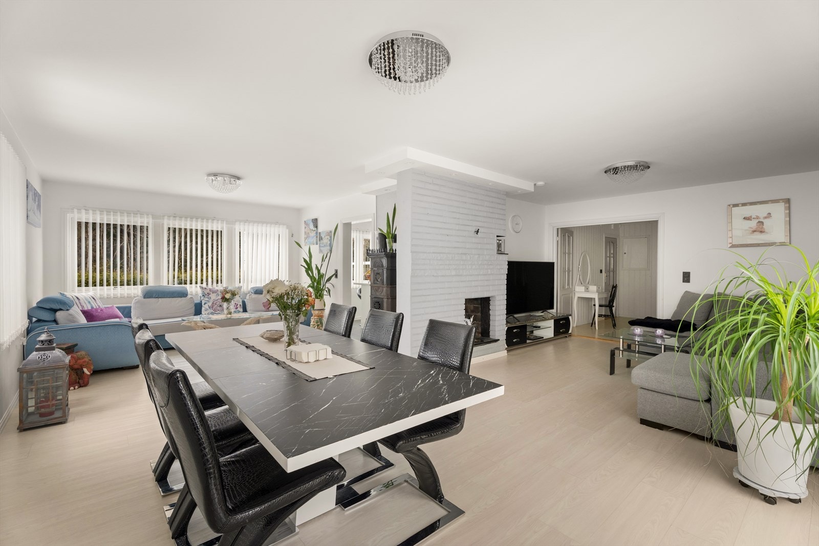 Stuen er et stort og sosialt rom med god plass til både sofagruppe og spisebord. Galleribilde