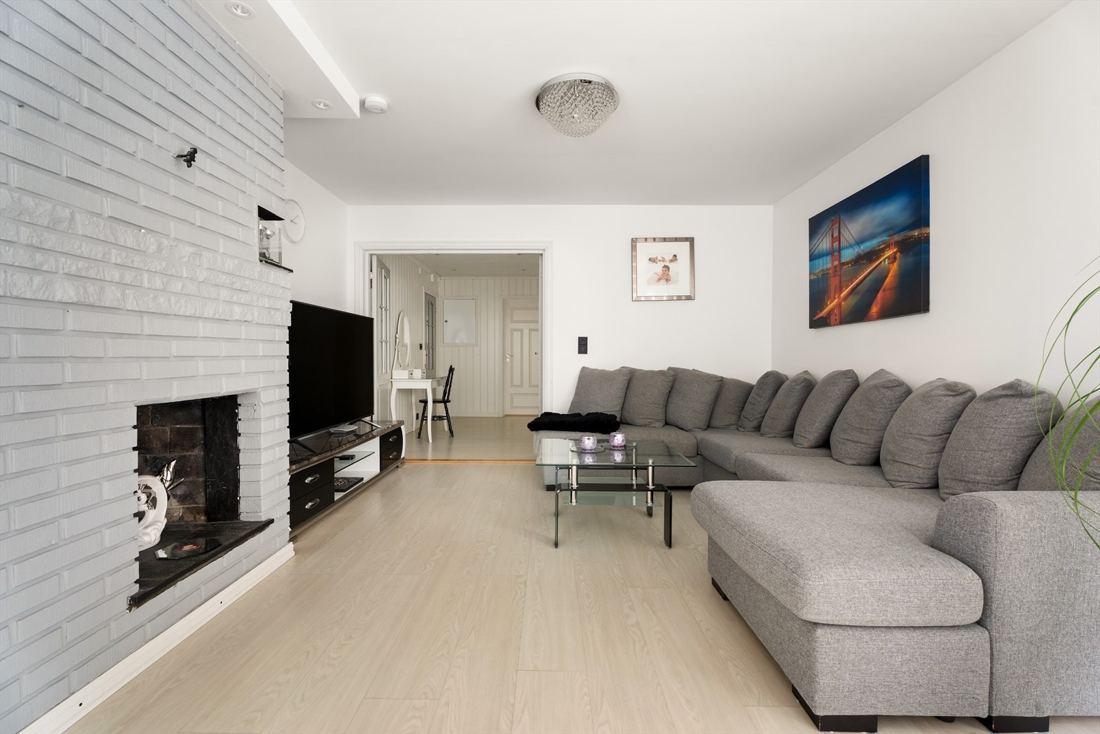 Peisen fungerer som en naturlig romdeler mellom de ulike delene av stuen. Galleribilde