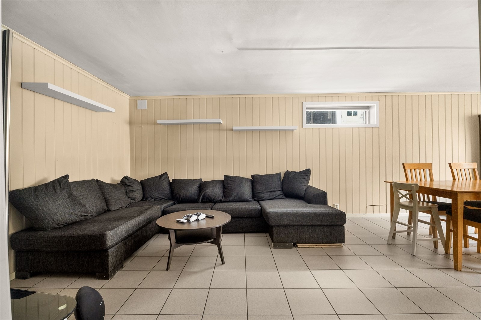 Stuen har en åpen løsning mot kjøkkenet. Galleribilde