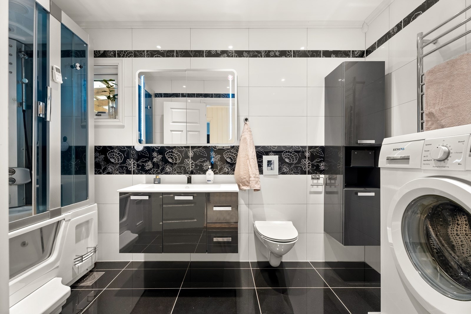 Badet i første etasje ble pusset opp i 2013 og har fliser på gulv og vegger. Galleribilde