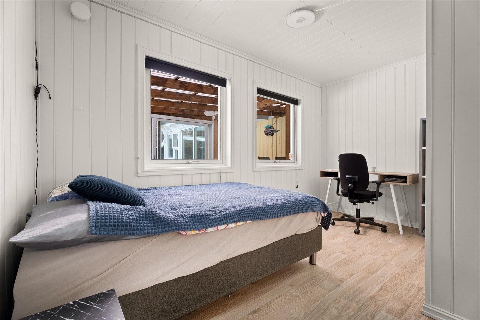 Vinduene i første etasje er malte trevinduer med 2-lags glass, flere byttet i 2012. Galleribilde