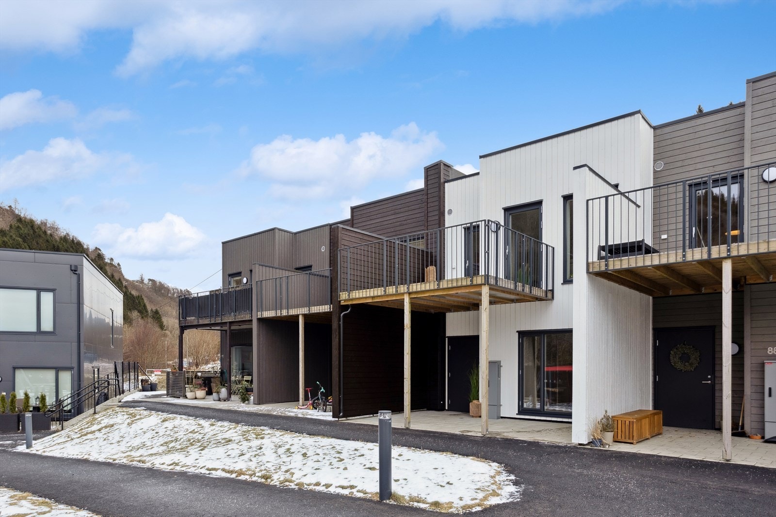 Boligen har et pent og innbydende inngangsparti med plass for sittegruppe ute Galleribilde