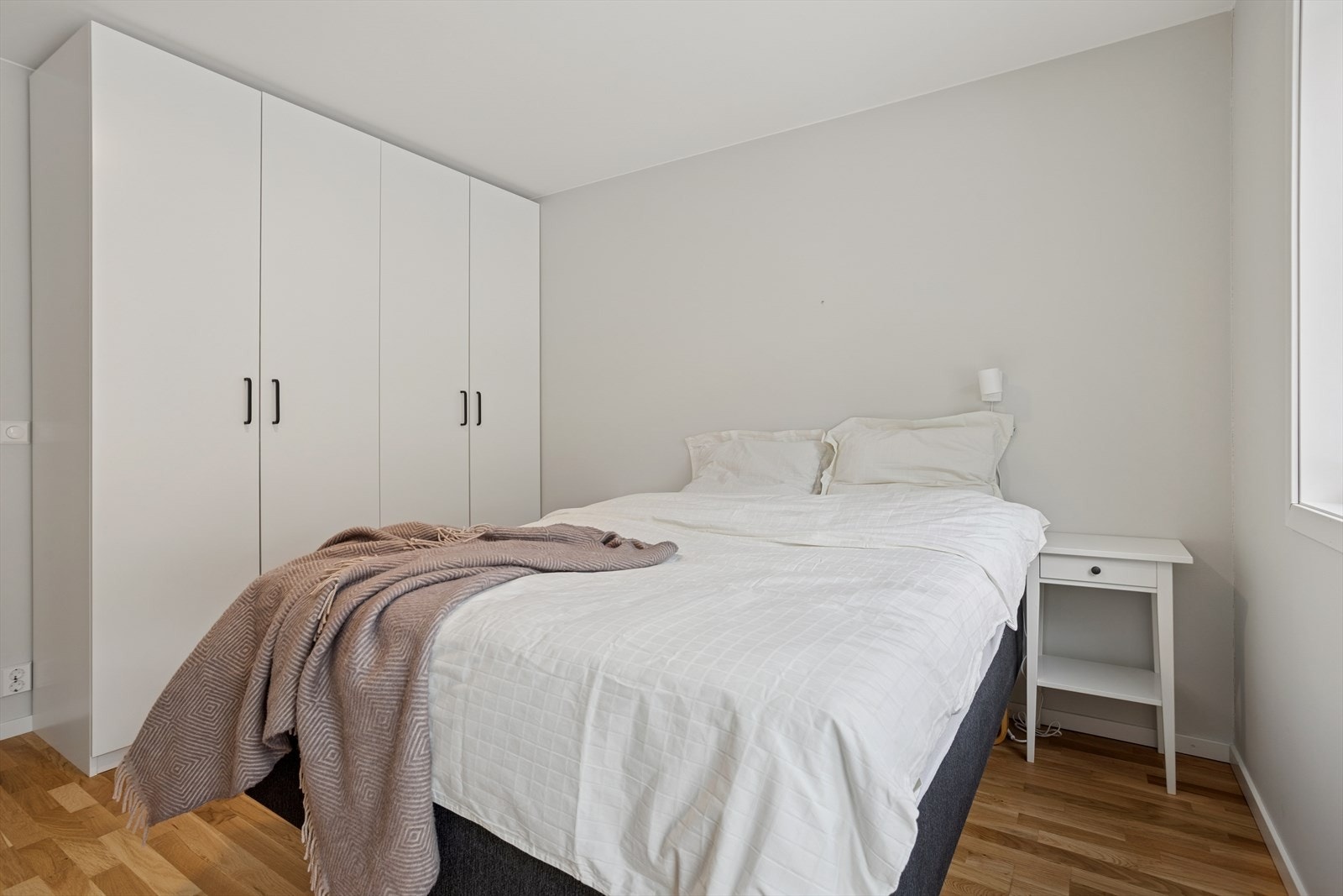 God plass til dobbeltseng og garderobeløsninger! Galleribilde