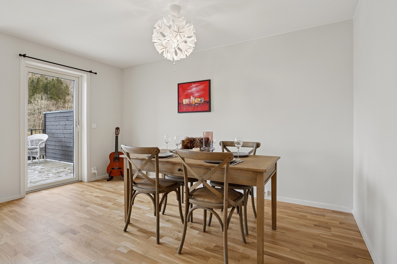 Det er også direkte utgang til altan fra spisegruppen Galleribilde