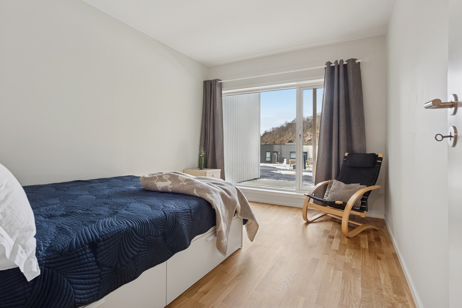 Lyst og romslig soverom i 1. etasje på ca. 11,9 m². Rommet har store vindusflater som gir rikelig med dagslys Galleribilde