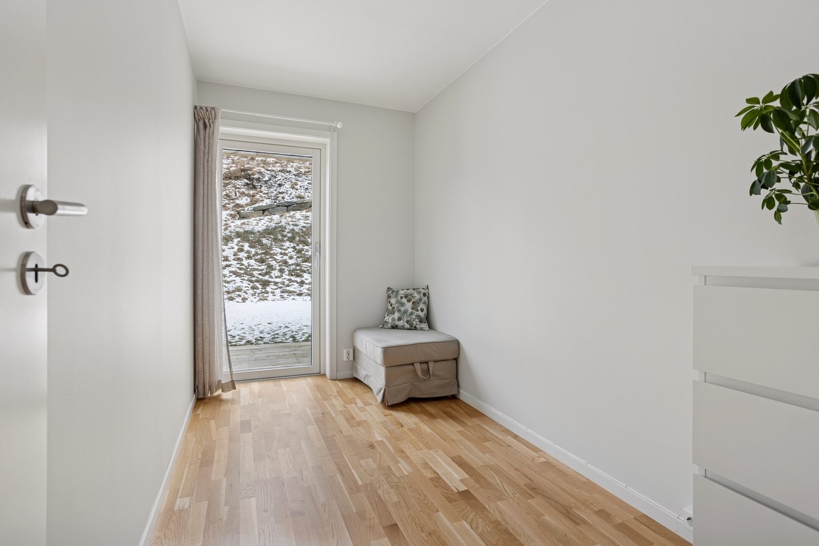 Det siste soverommet er på ca. 6,5 m² med parkettgulv og utgang til terrasse. Perfekt som barnerom, hjemmekontor eller gjesterom Galleribilde