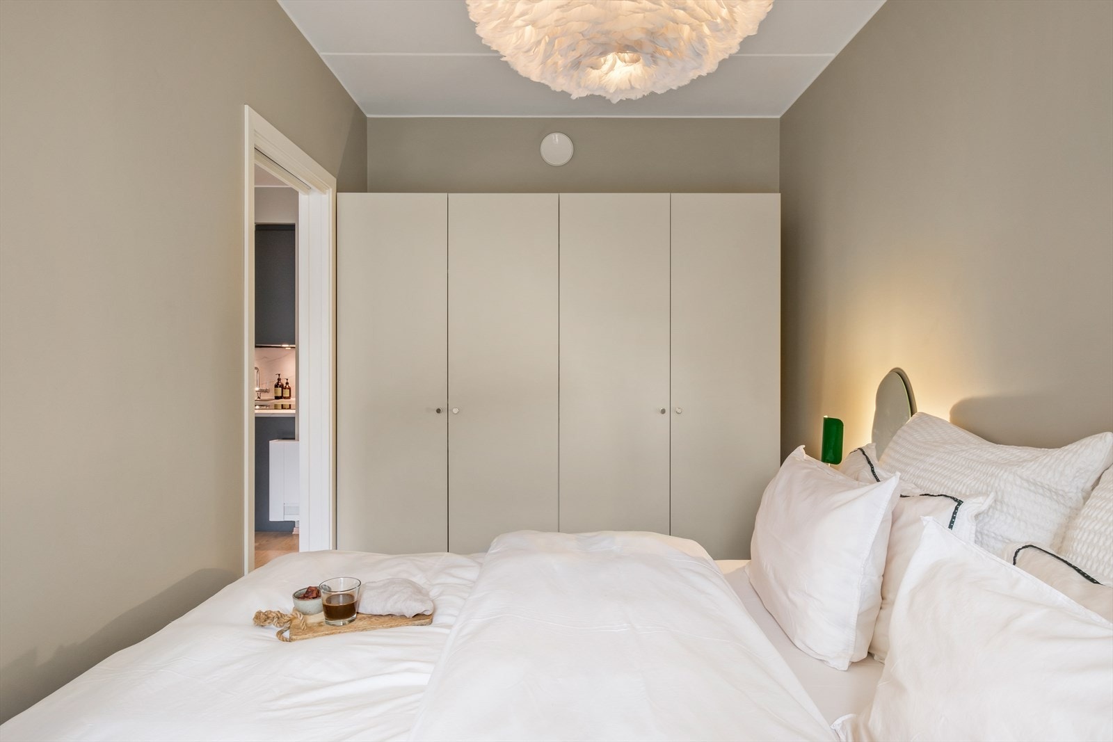 - Merk rikelig med lagringsplass i medfølgende garderobeløsning - Galleribilde