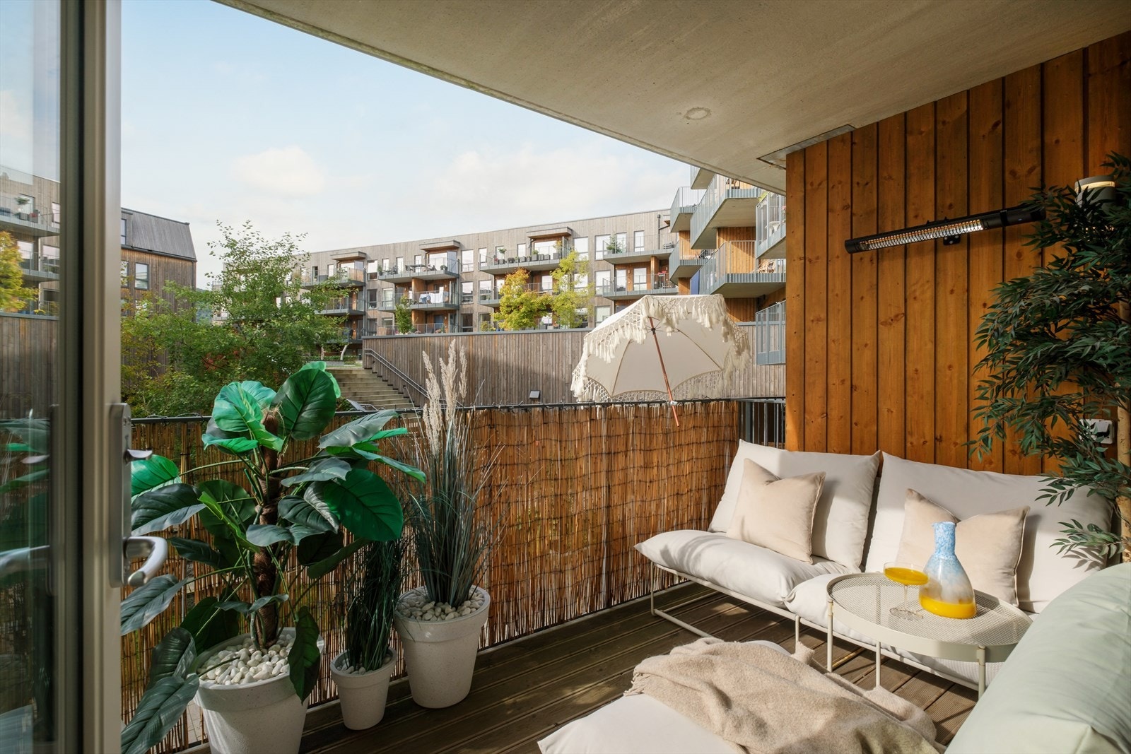 Balkongen har utestrøm, varmelampe og belysning - Galleribilde