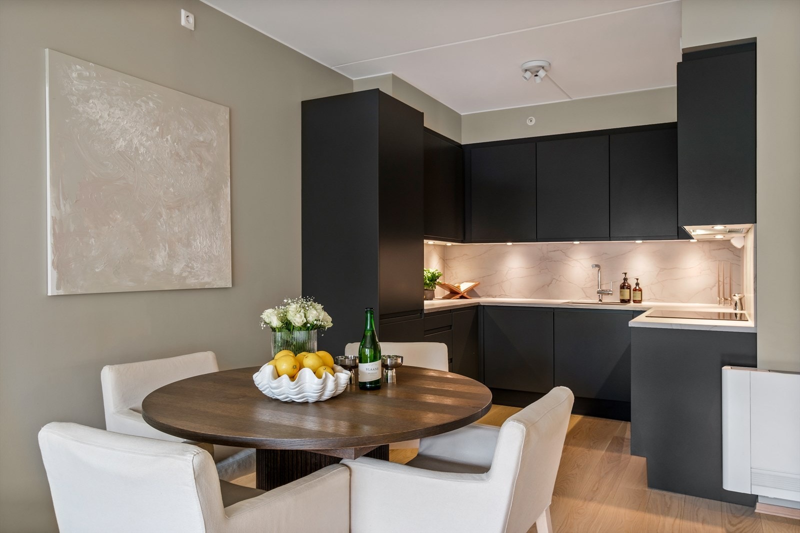 - Ny eier får glede av integrert oppvaskmaskin, stekeovn, kombinert kjøle- og fryseskap og induksjonsplatetopp - Galleribilde