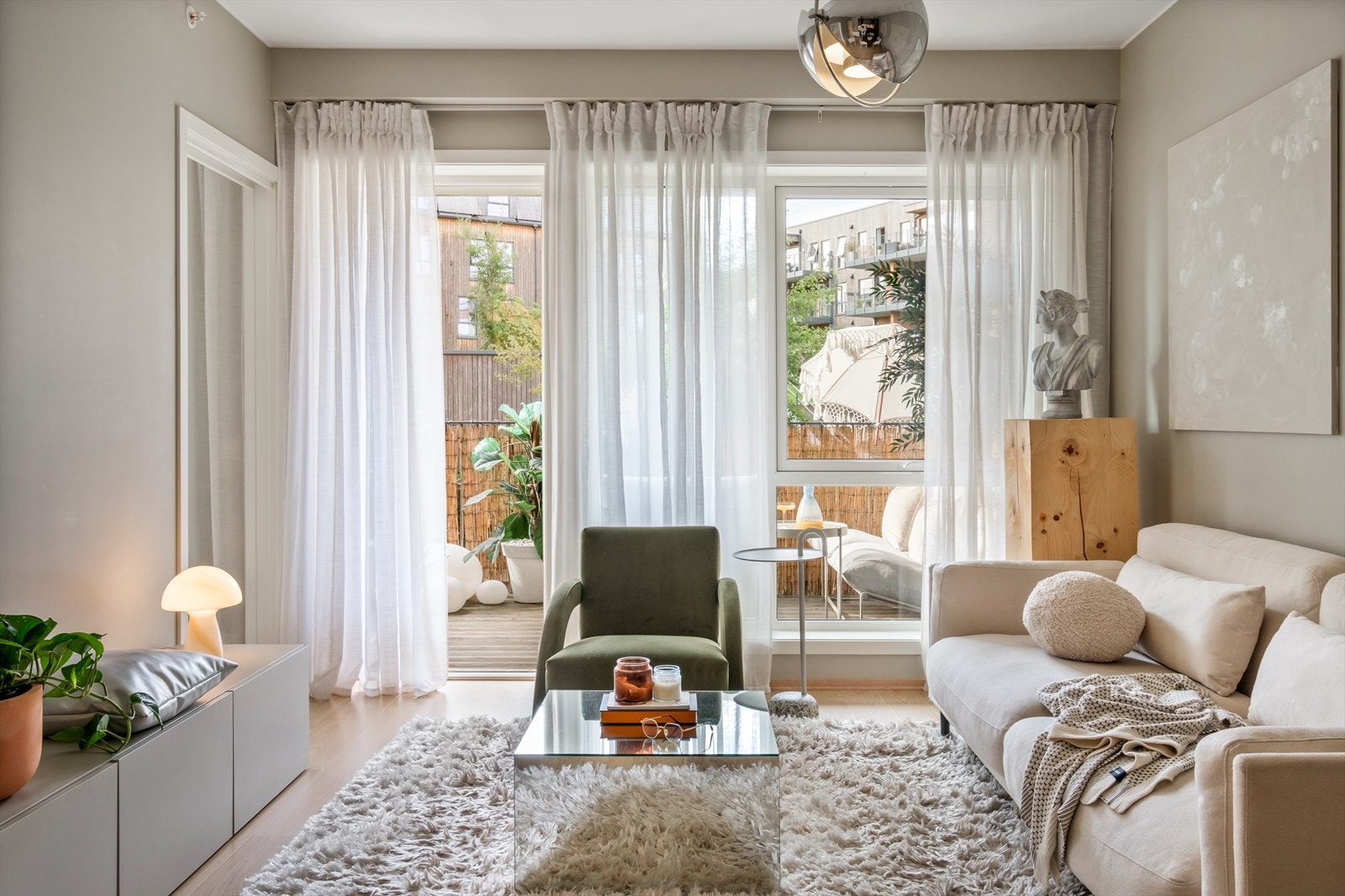 - Leiligheten byr på en rekke gode kvaliteter som bla. rause vindusflater, god takhøyde og god romløsning . Galleribilde