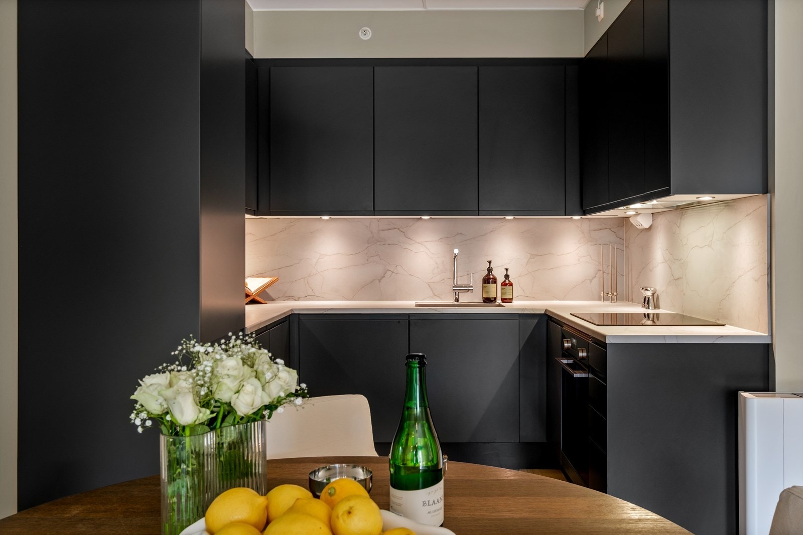 - Lekkert kjøkken fra kvalitetsleverandøren Sigdal med benkeplate i laminat og underlimt kvartskompositt vaskekum - Galleribilde