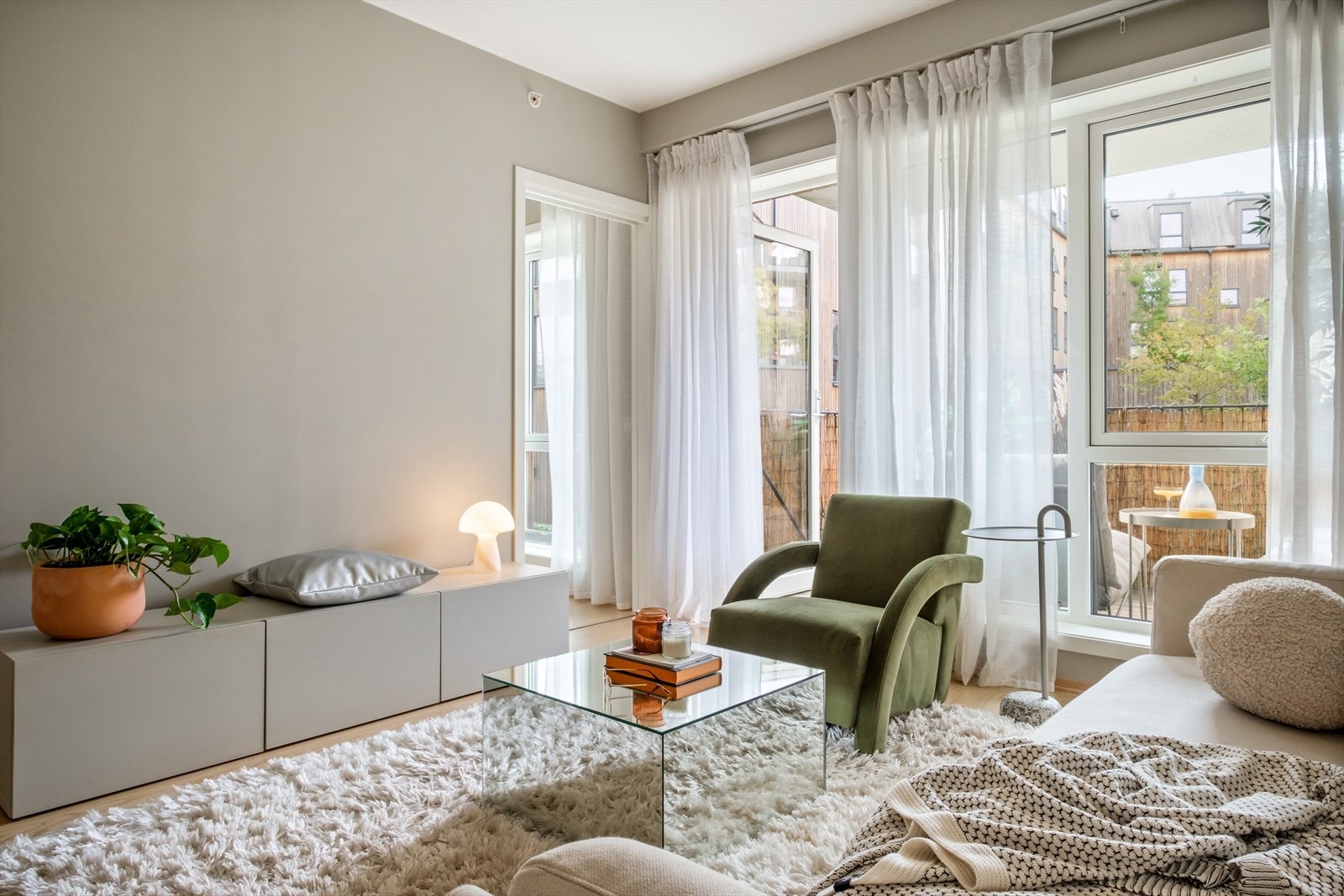 - Leiligheten har et totalt BRA-i på 61m² og inneholder entré/gang, bad, 2 soverom, stue/kjøkken, bod/garderobe og teknisk kott + ekstern bod i underetasje - Galleribilde