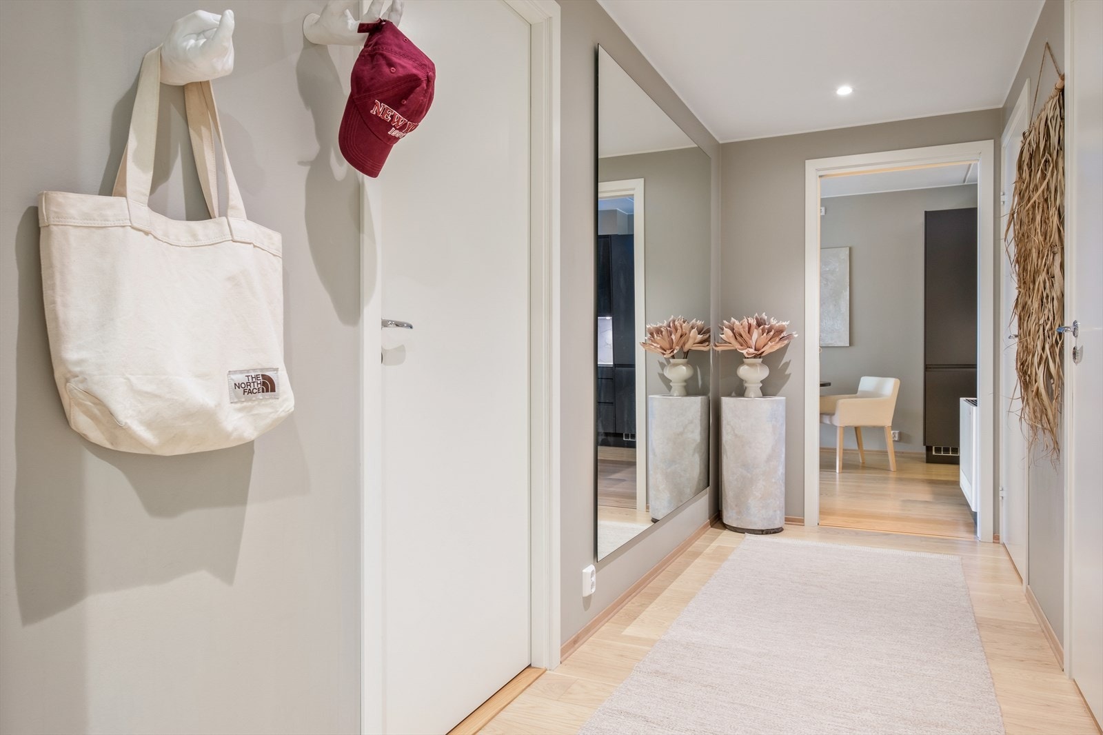 - Du blir ønsket velkommen hjem til en lys og trivelig gang. Svært godt førsteinntrykk av leiligheten! - Galleribilde