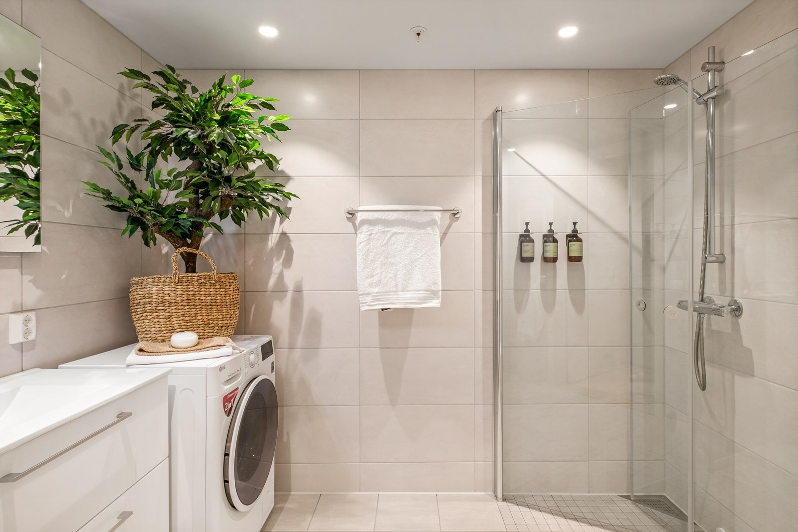 - Badet er innredet med heldekkende servant, dusjhjørne og vegghengt toalett - Galleribilde