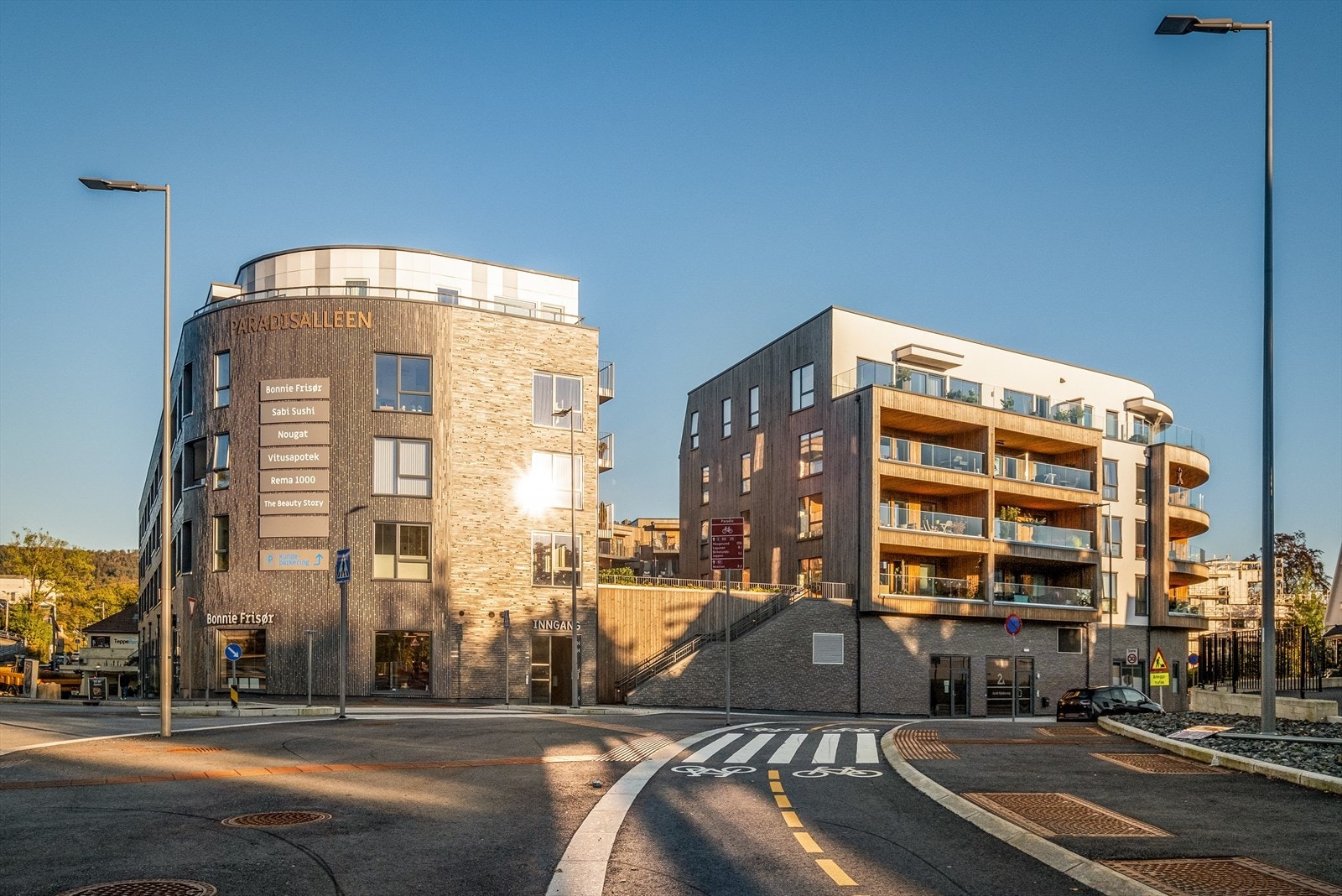 Det er dagligvarebutikk, apotek, mm. i byggets 1.etasje. Galleribilde