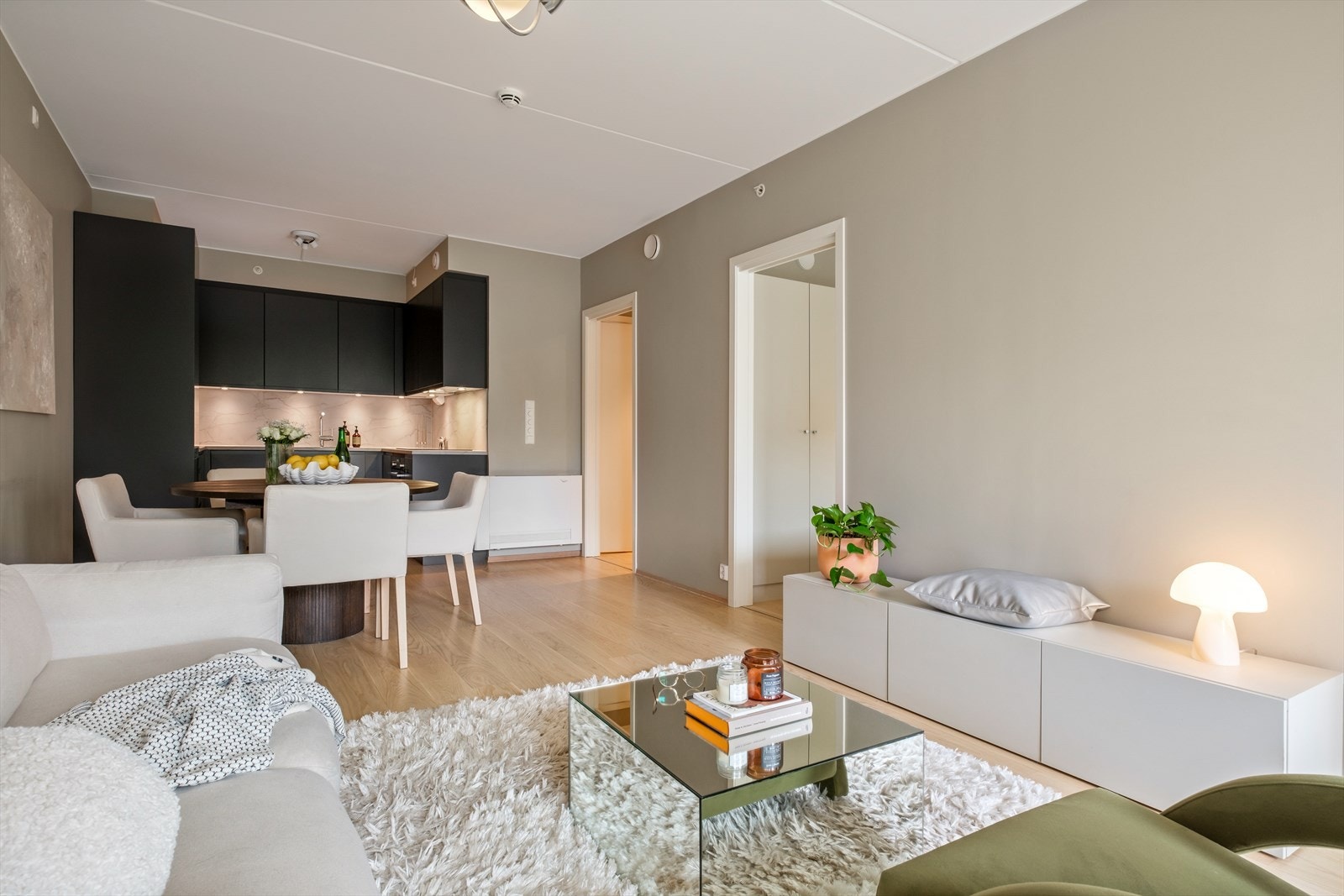 -Den åpne stue- og kjøkkenløsningen måler 25,2m². Viftekonvektor gir en behagelig temperatur - Galleribilde