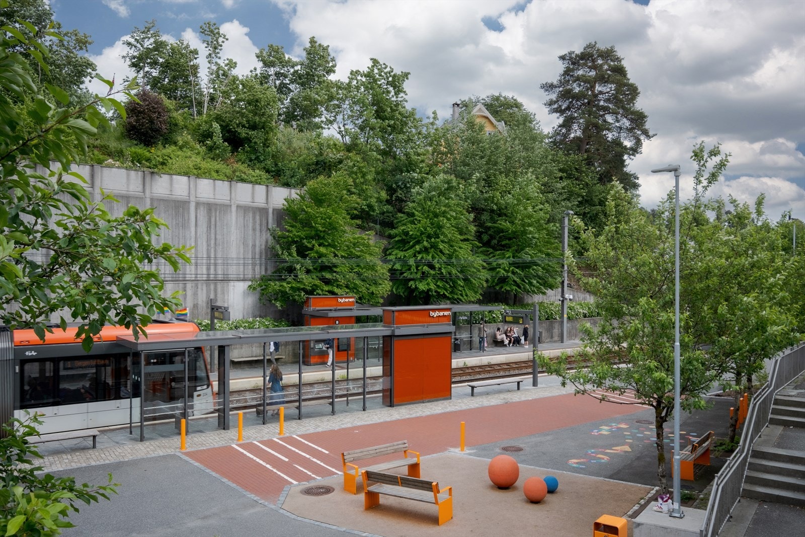 Kun få minutters gange til bybanestoppet på Paradis Galleribilde