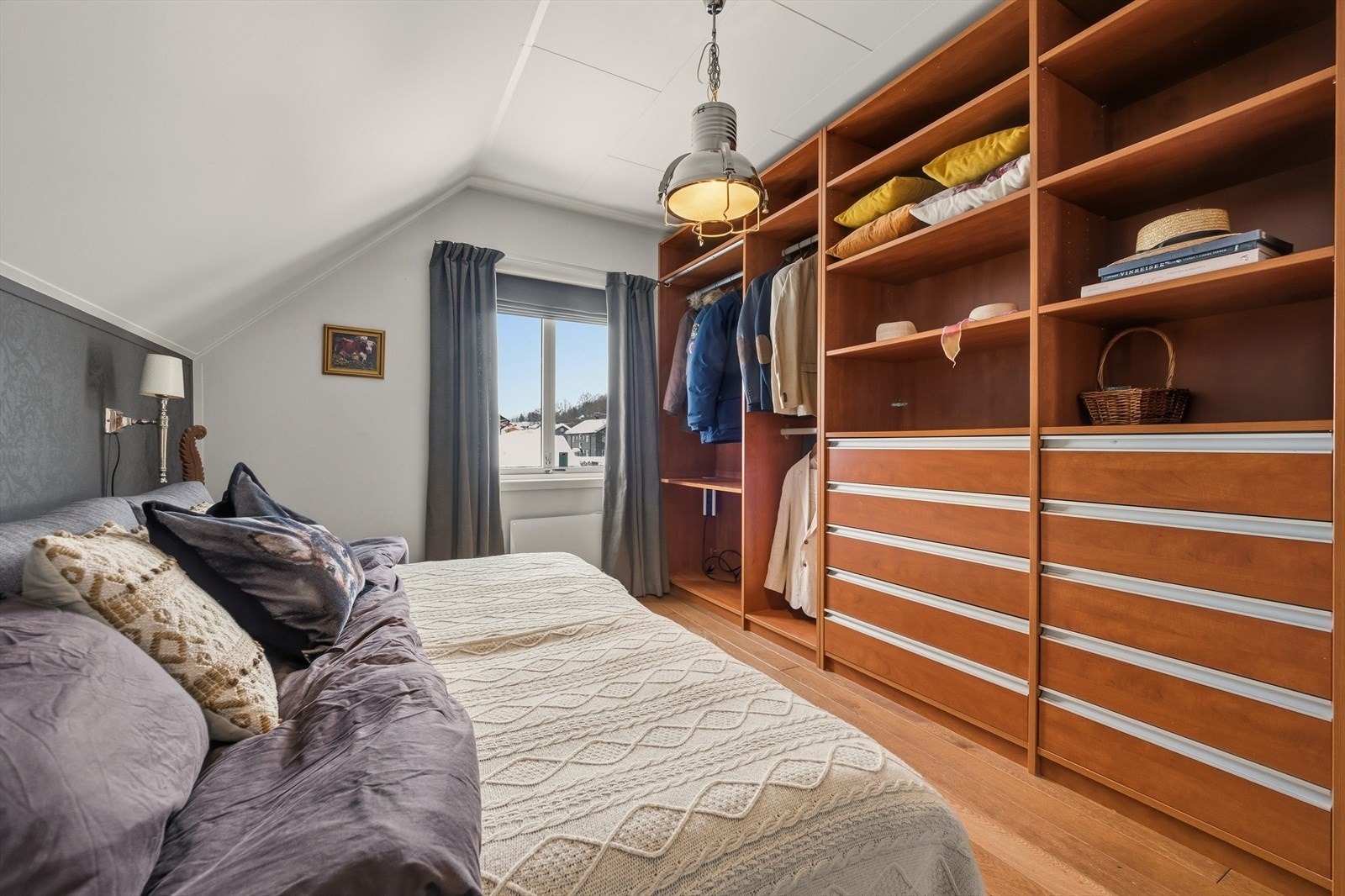 God plass til seng, garderobeskap eller annet ønskelig møblement Galleribilde