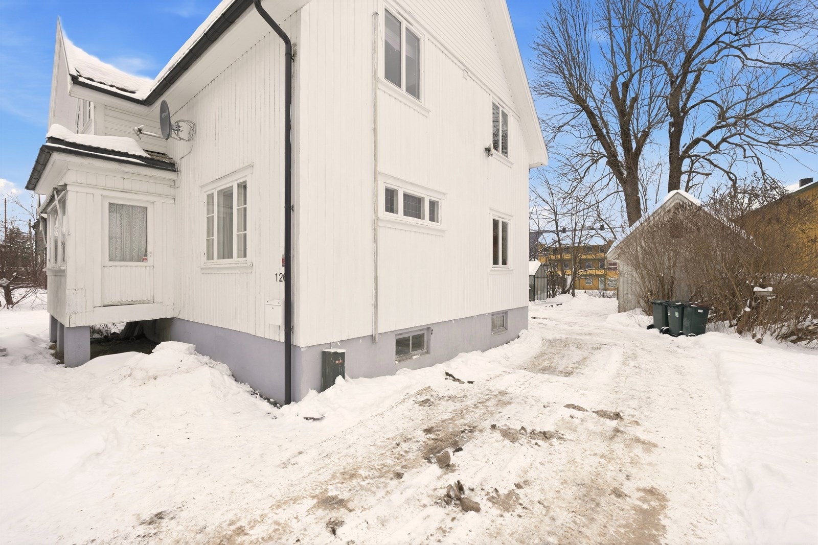 Gode parkeringsmuligheter i egen gårdsplass Galleribilde