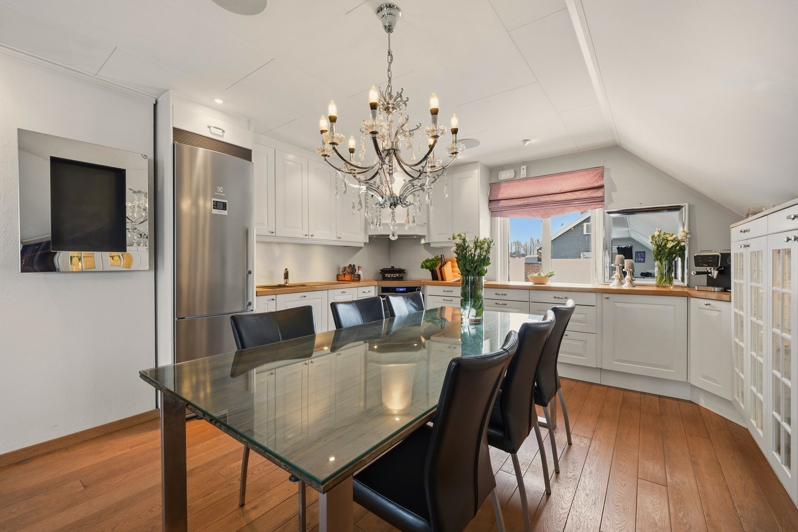 Pent kjøkken med profilerte fronter og benkeplate i heltre Galleribilde