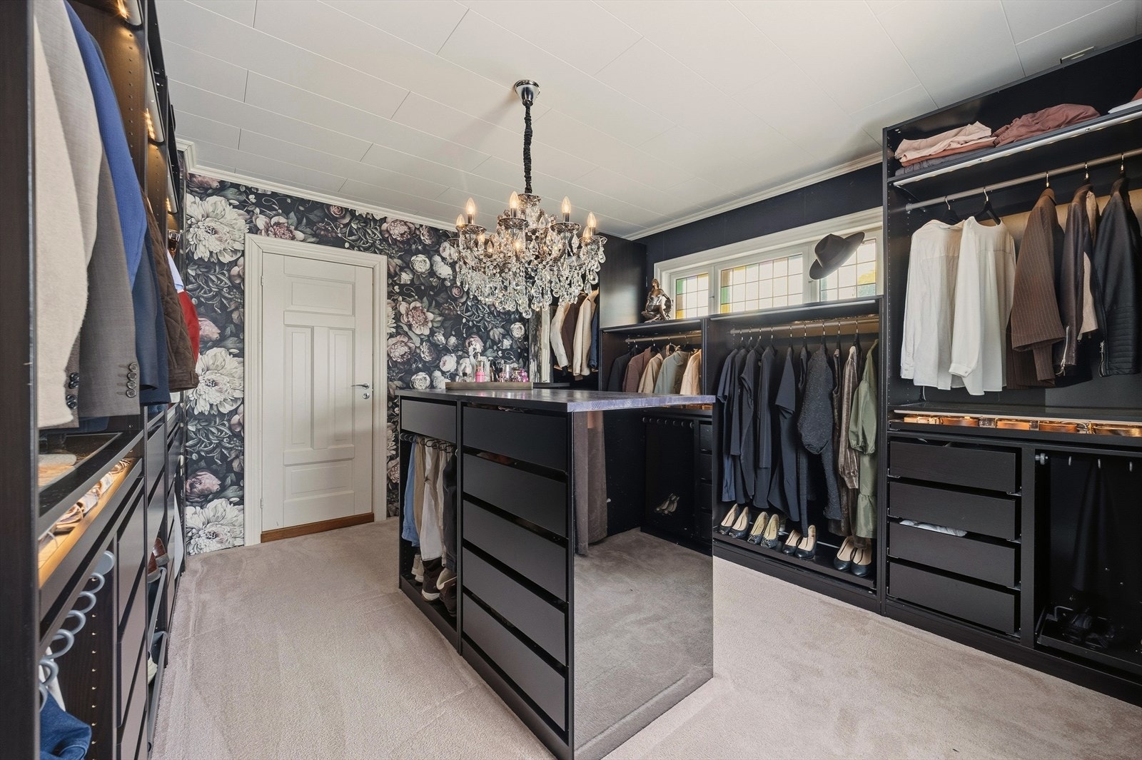 Romslig walk-in closet i tilknytning til soverommet Galleribilde