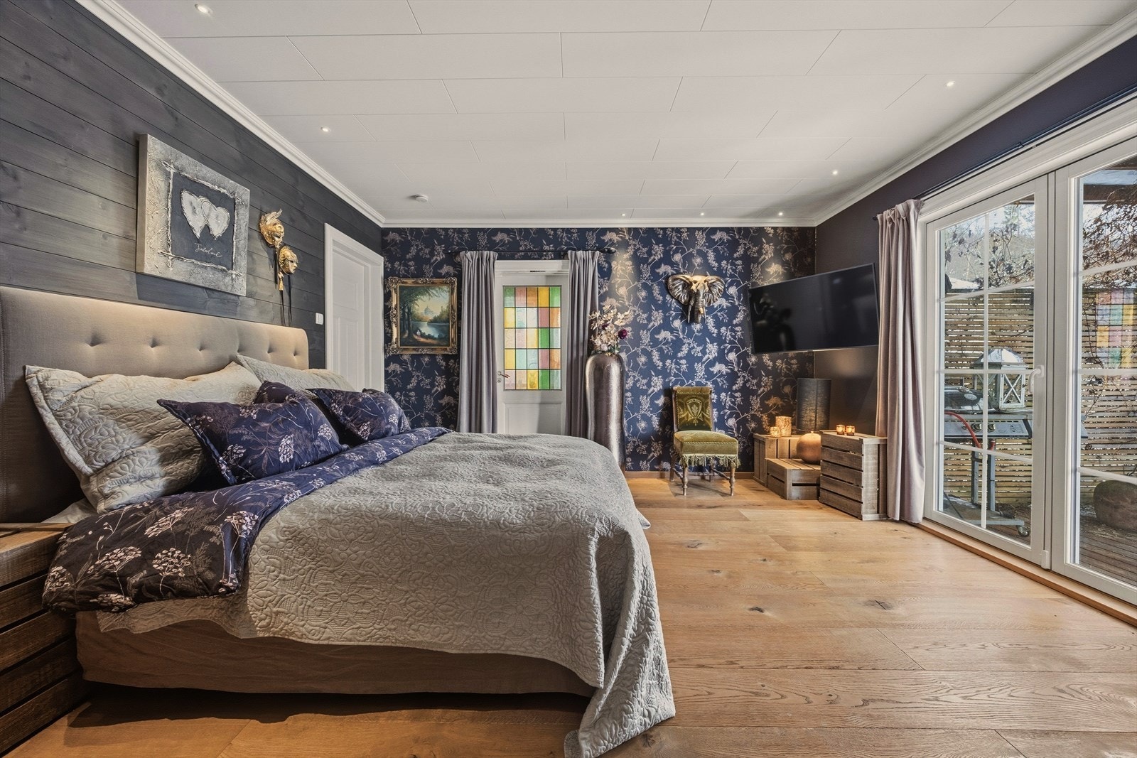 Soverommet har massiv eikeparkett på gulv, malt panel og tapet på vegger Galleribilde