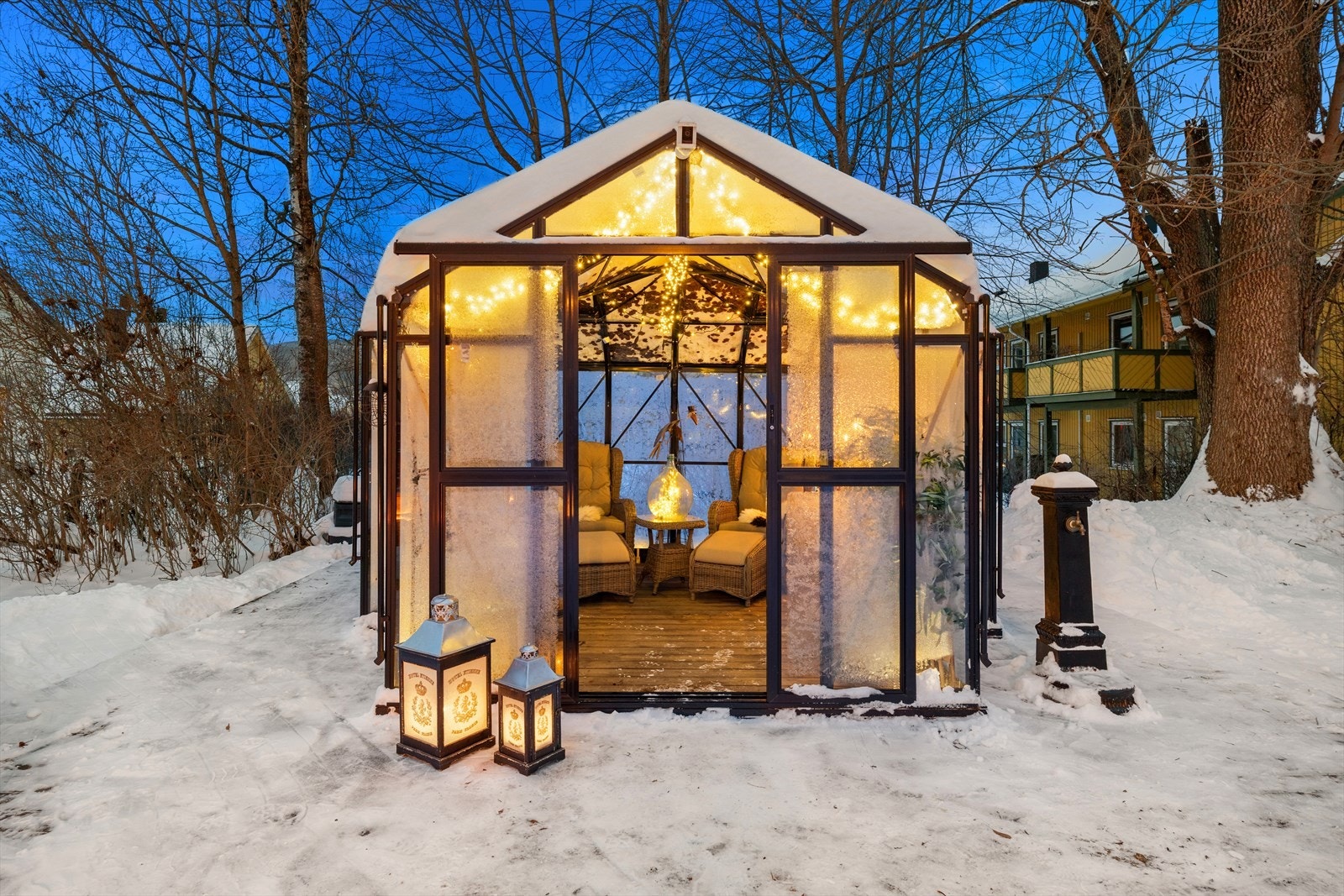 Drivhuset er benyttet som en trivelig utestue Galleribilde