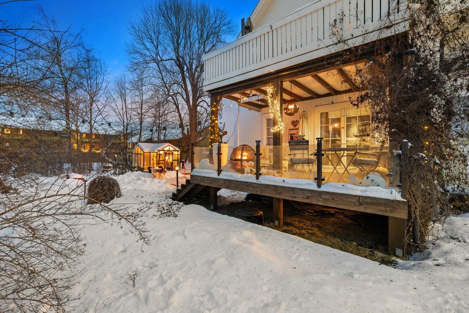 Direkte trappeadkomst til hagen fra terrassen Galleribilde