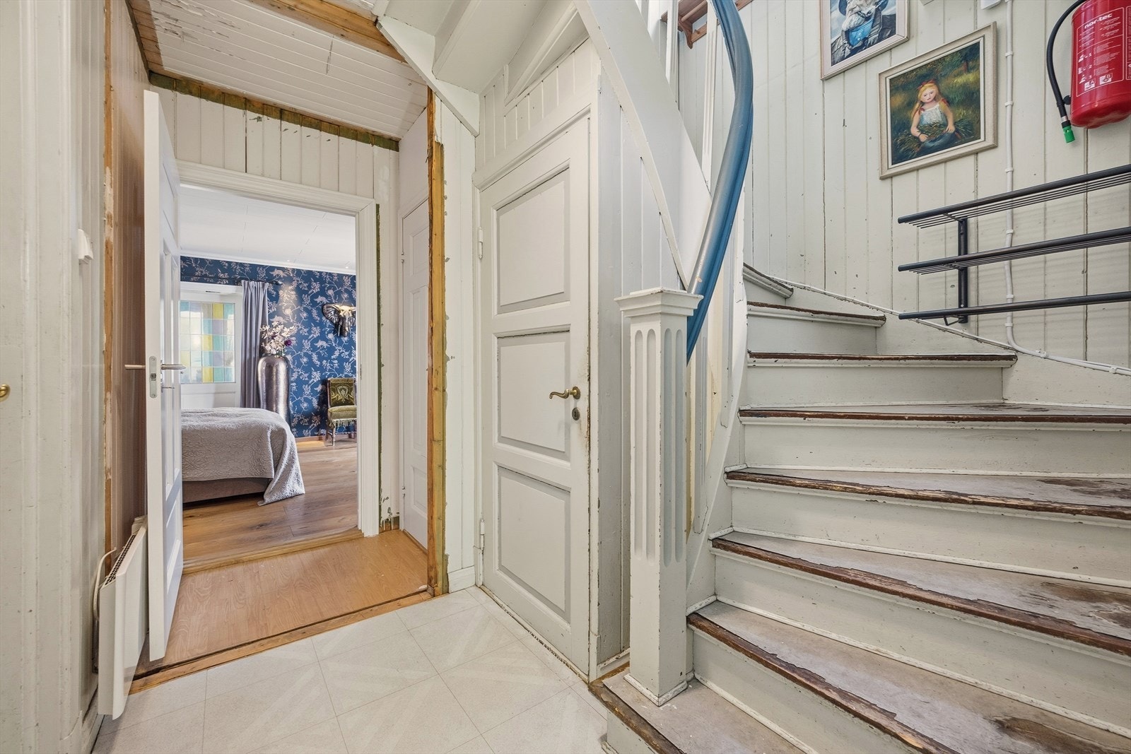 I gangen er den originale trappen mellom det som tidligere var en generasjonsbolig beholdt - videre i første etasje kommer du inn i hovedsoverommet Galleribilde