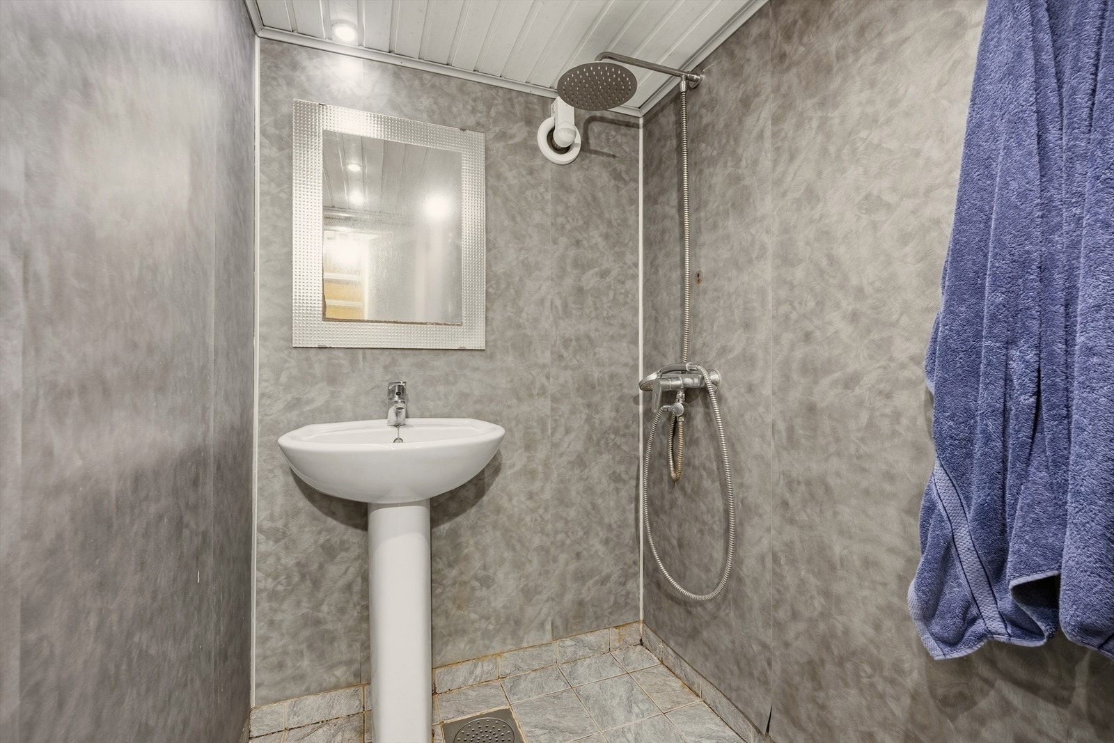 Bad med flislagt gulv i kjelleren Galleribilde