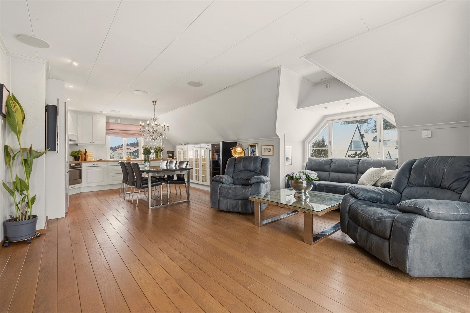 Boligen strekker seg over to etasjer samt kjeller, der 2. etasje er oppgradert i 2012 Galleribilde