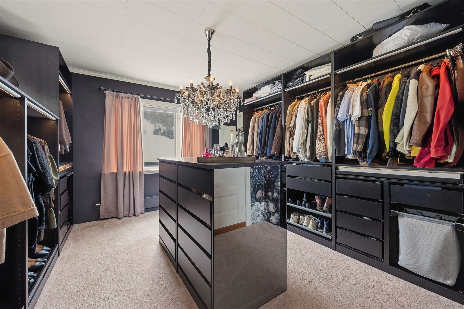 Her har du god plass til å enkelt organisere garderoben din Galleribilde