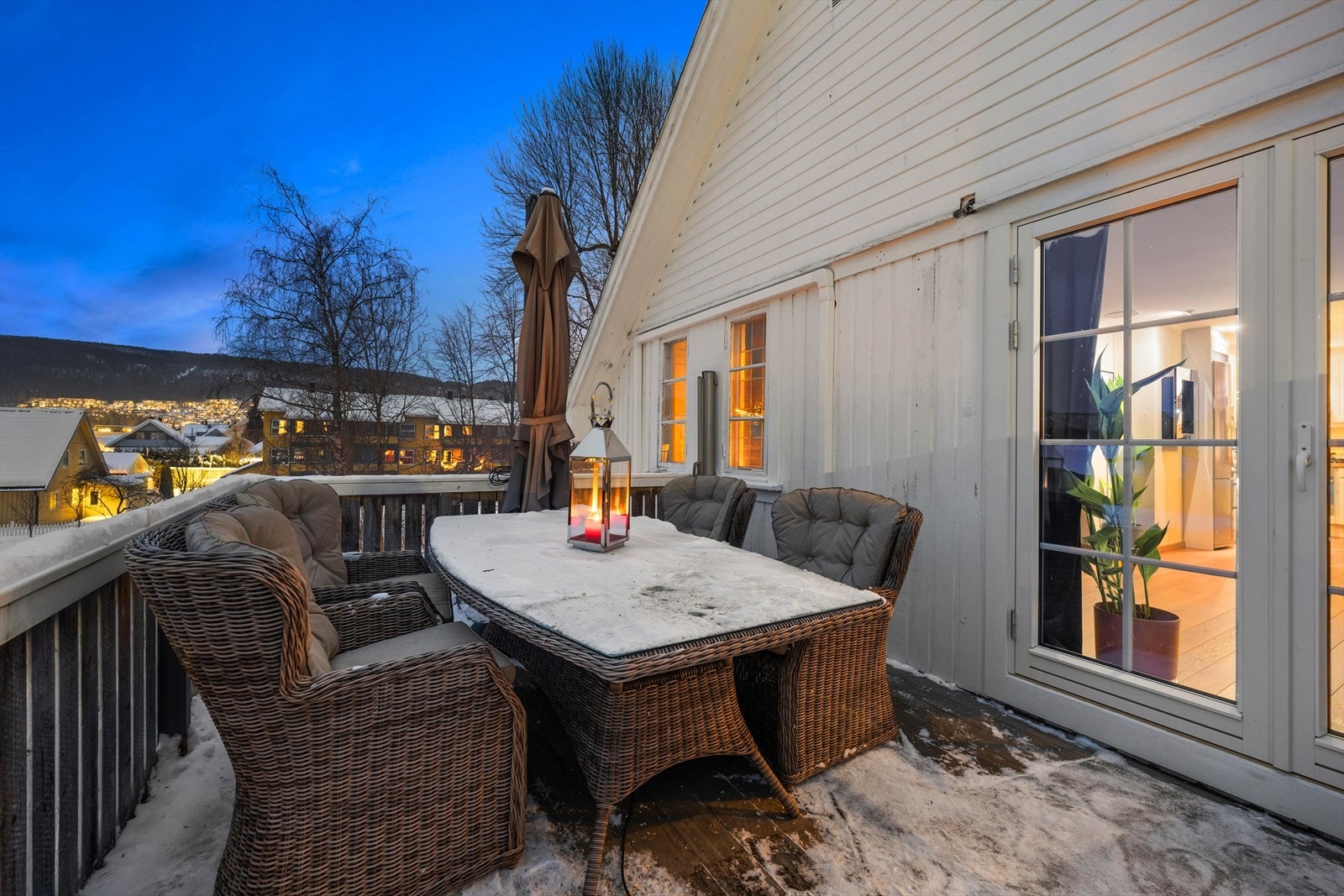 Fra stuen er det adkomst til hyggelig veranda med kveldssol og utsikt Galleribilde