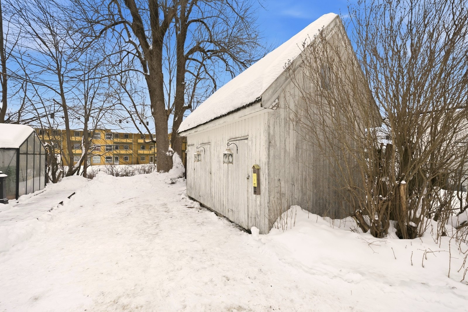 Uthus på tomten Galleribilde