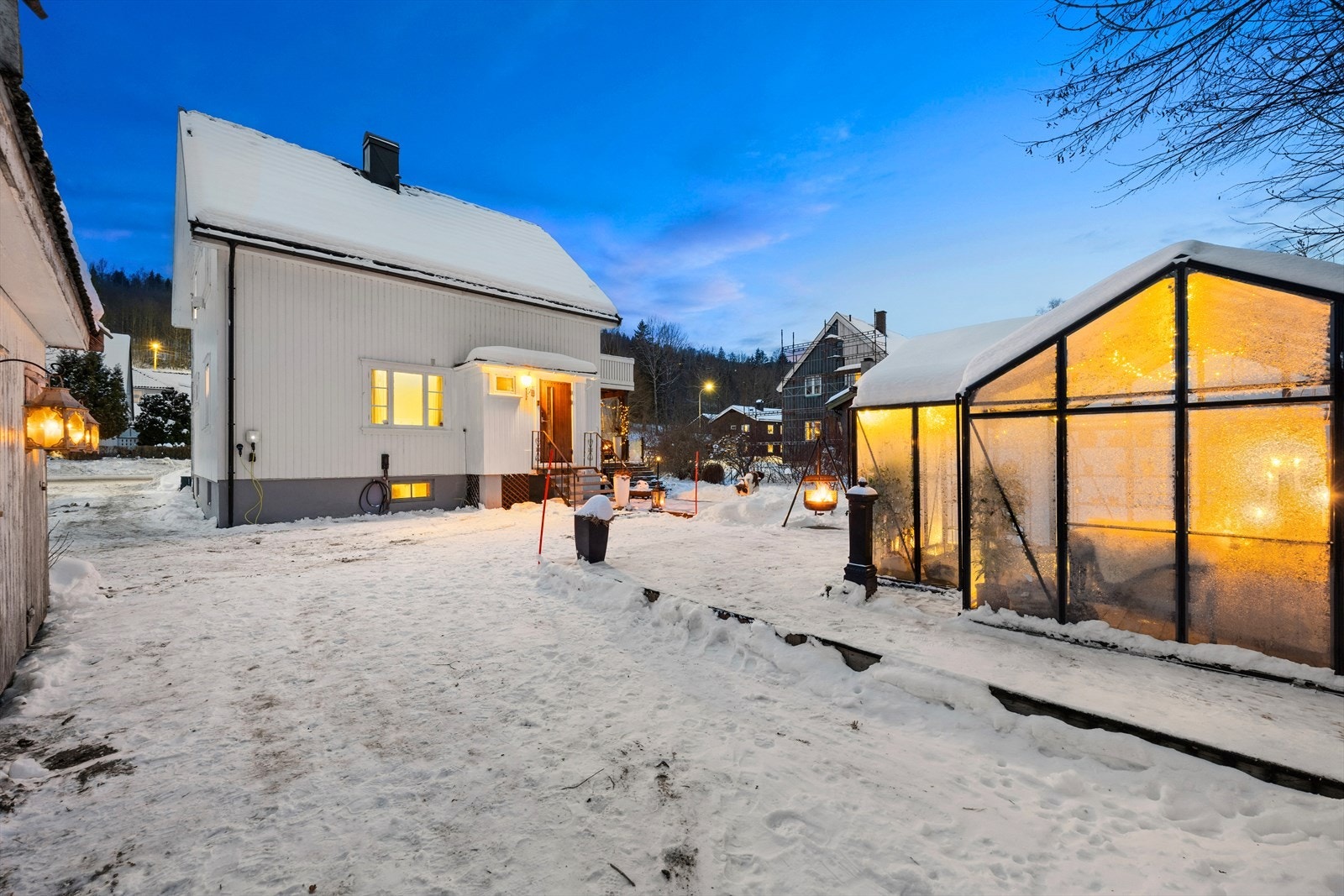 Fint tomt med skjermede og hyggelige uteområder Galleribilde