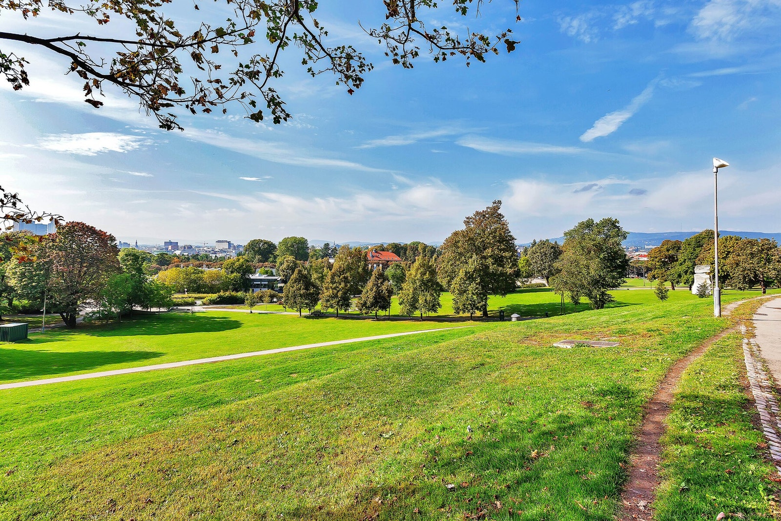 Det er flere parker i nærområdet, Tøyenparken egner seg ypperlig for piknik, gåturer, joggeturer eller trilleturer Galleribilde