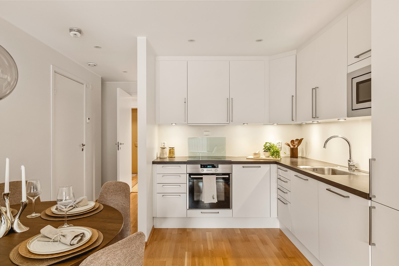 Innredningen er fra Designa. Hvitevarer er fra Siemens (oppvaskmaskin, stekeovn, platetopp, mikrobølgeovn og kjøle-/fryseskap). Galleribilde