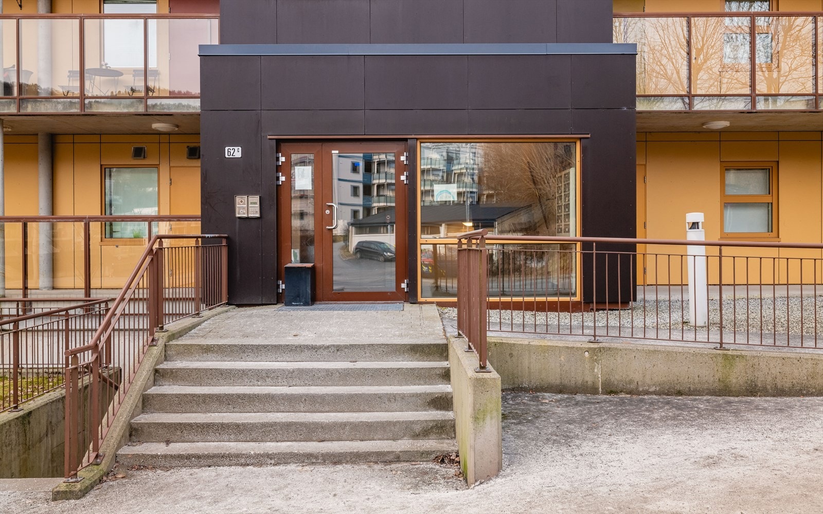 Inngangsparti har ringerklokke, og døråpner i leiligheten. Galleribilde