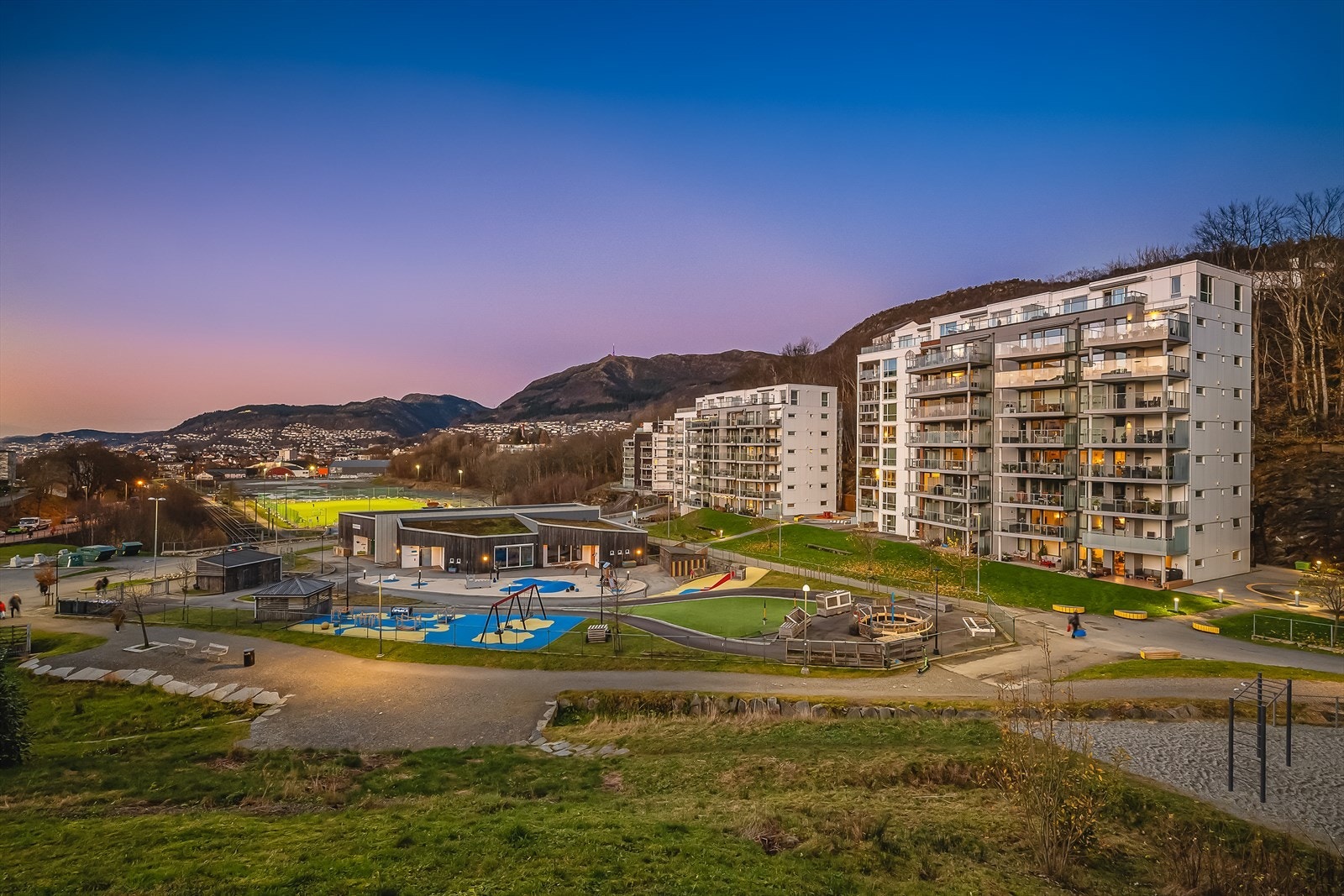 10 min gange til Sletten senter, evt. ett stopp med bybane. Svært godt aktivitetstilbud mellom leiligheten og Sletten. Galleribilde