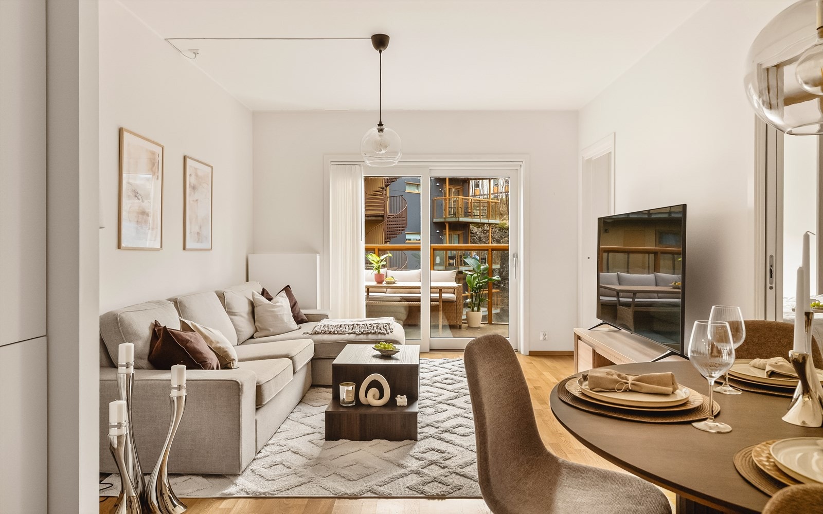 Lekker, funksjonell 3-roms toppleilighet fra 2013. Spekket med herlige fasiliteter, og en utrolig praktisk, sentral beliggenhet. Galleribilde