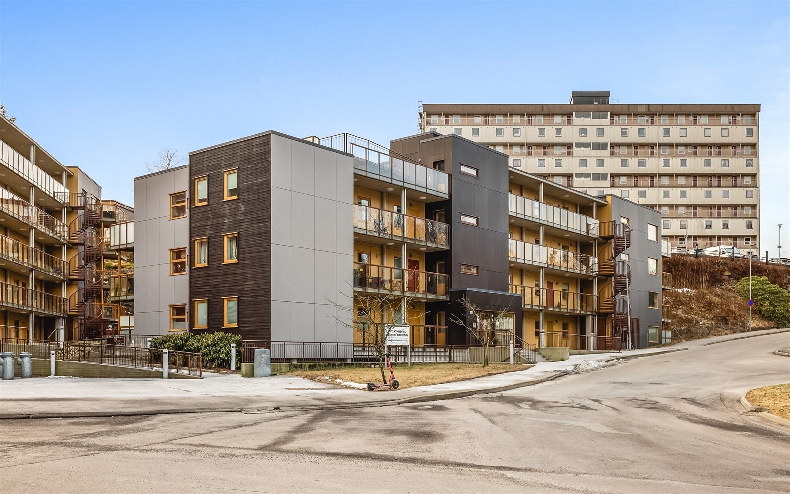 Supersentralt med 2 min gange til buss, og 5 min gange til bybane. Galleribilde