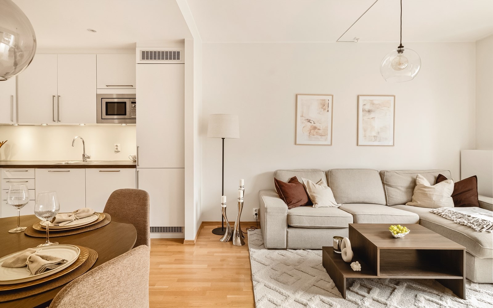 Rommet har fin utforming, som gir naturlige soner for spisebord og sofagruppe. Galleribilde