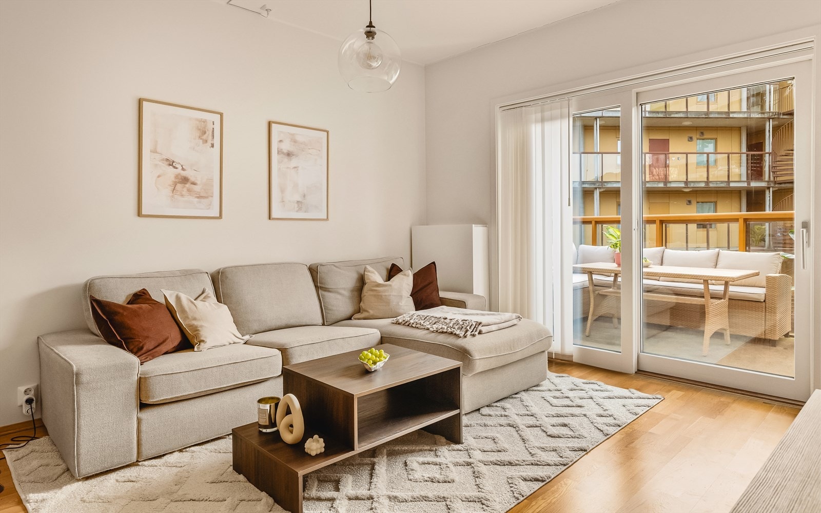 Leiligheten har godt inneklima med balansert ventilasjonsanlegg. Skyvedør tar deg ut på privat altan. Galleribilde