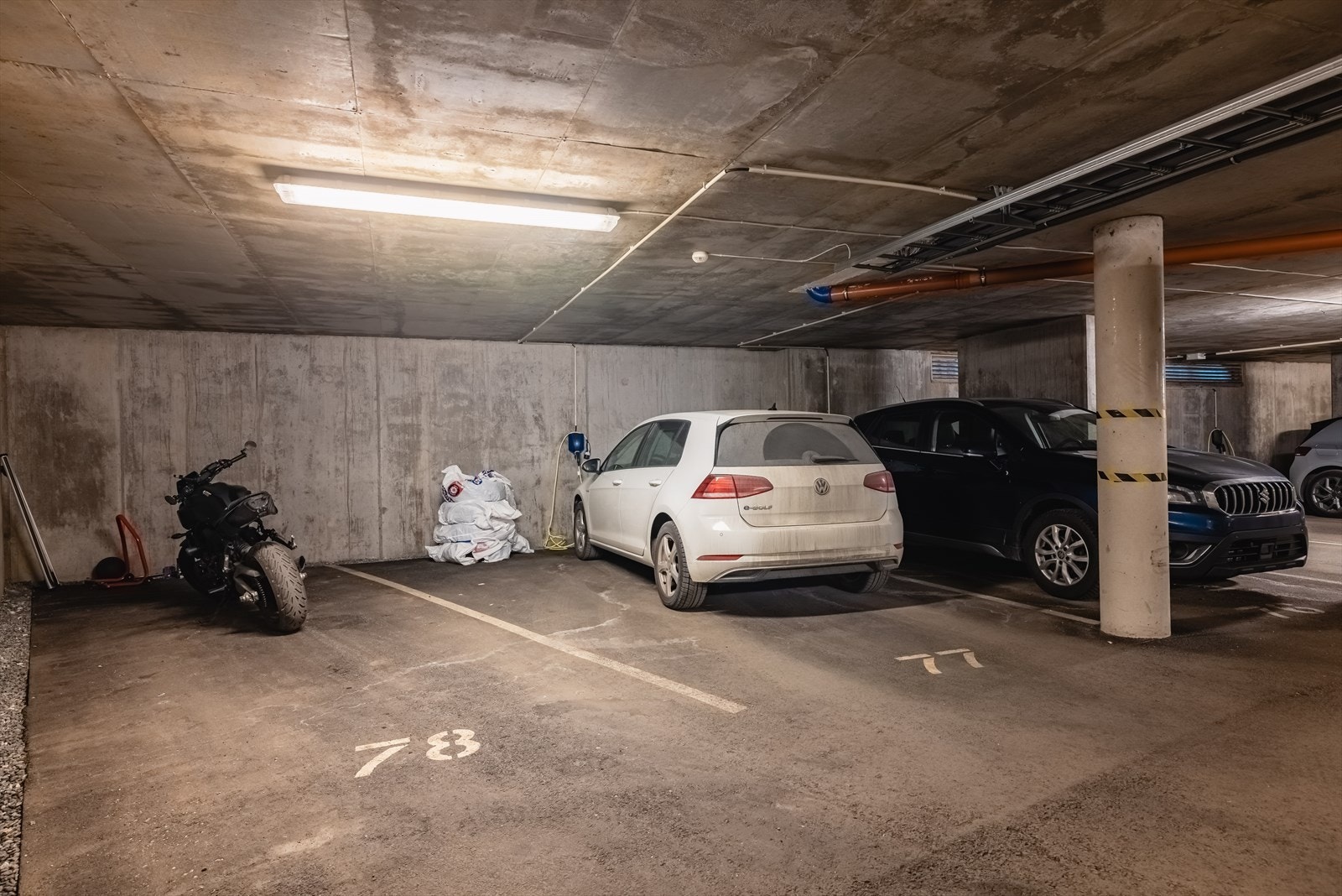 Til leiligheten følger en stor fast garasjeplass (nr. 77). Galleribilde